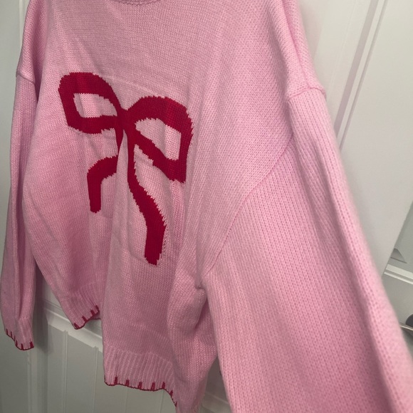 Calling all BOW LOVERS.  Pink crewneck w red bow and stitching accents. Size L - Picture 9 of 12